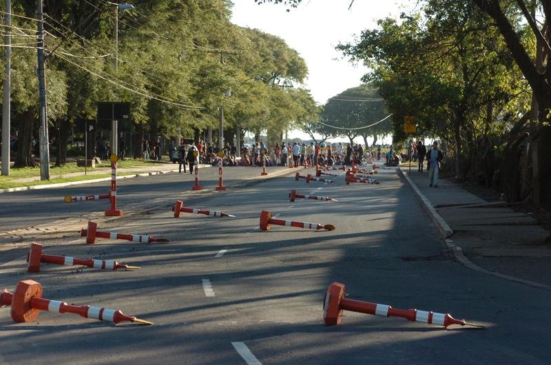 Manifestantes bloqueiam via em frente &agrave; C&acirc;mara