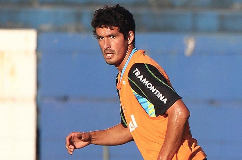 Volante destaca apoio de colegas estrangeiros para se adaptar ao Gr&ecirc;mio