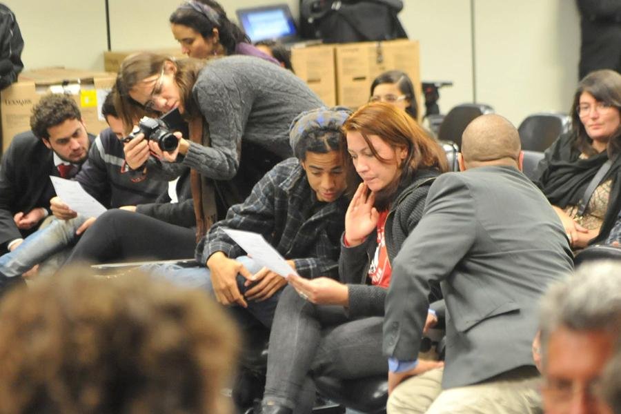 Manifestantes e vereadores assinaram acordo ap&oacute;s audi&ecirc;ncia no Tribunal de Justi&ccedil;a