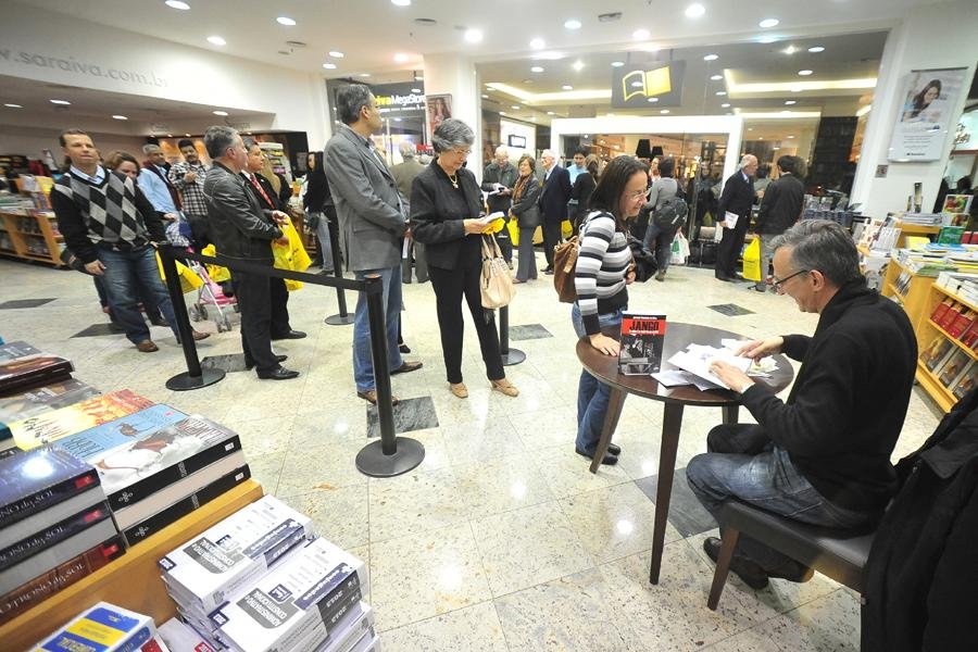 Juremir autografa sua vers&atilde;o de Jango