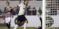 Com gols de Romarinho e Danilo, time bateu o São Paulo por 2 a 0 no Pacaembu