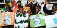 Professores e alunos de uma escola da África do Sul parabenizam Mandela pelo seu aniversário