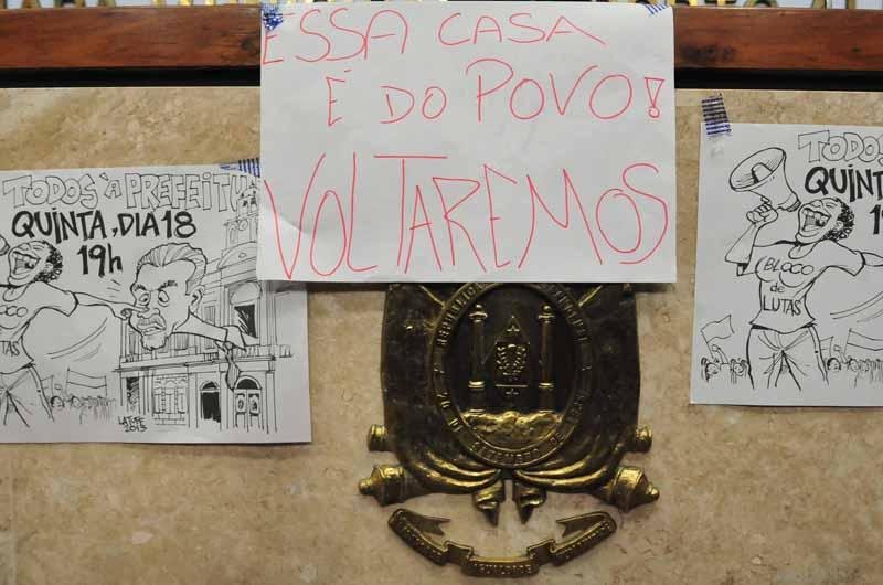 Alguns cartazes foram deixados nas paredes da C&acirc;mara