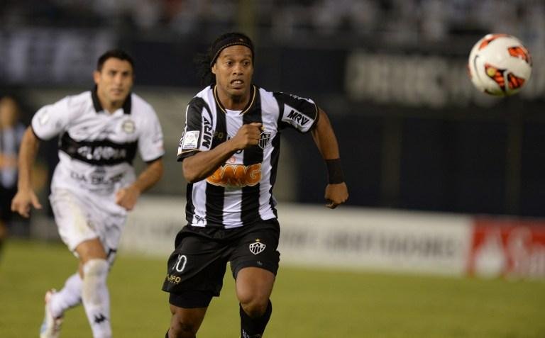 Olimpia pode ser punido por causa de objetos jogados em Ronaldinho