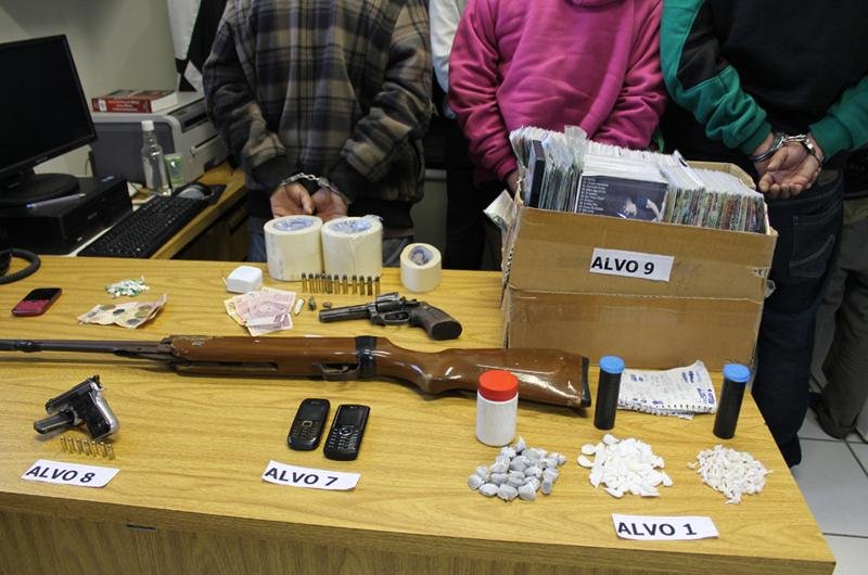 Armas, celulares, dinheiro e drogas tamb&eacute;m foram apreendidos com os grupos