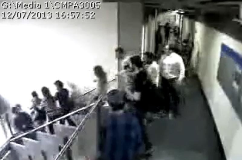 Fot&oacute;grafo da Casa foi empurrado ao descer a escada