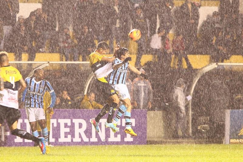 Debaixo de chuva, Gr&ecirc;mio enfrenta o Crici&uacute;ma