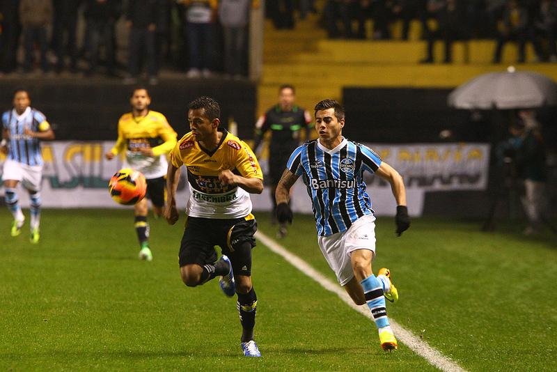 Tricolor levou 2 a 1 ap&oacute;s Biteco e Vargas receberem cart&otilde;es vermelhos