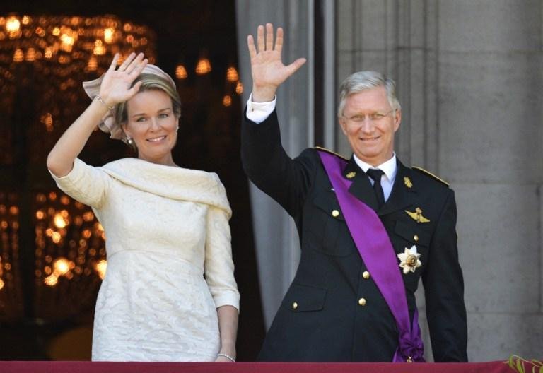 Rei Philippe e Mathilde acenam para o p&uacute;blico