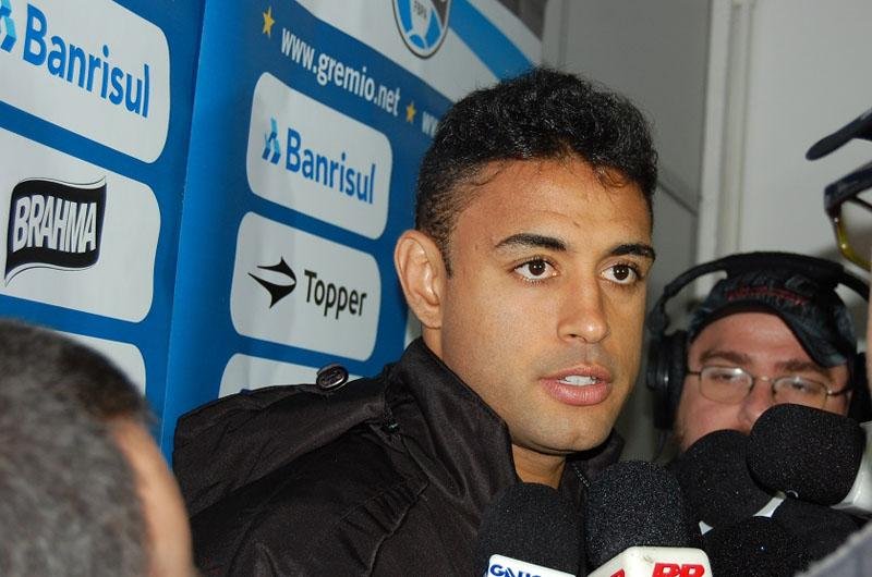 Zagueiro do Gr&ecirc;mio deixou o campo lesionado no s&aacute;bado