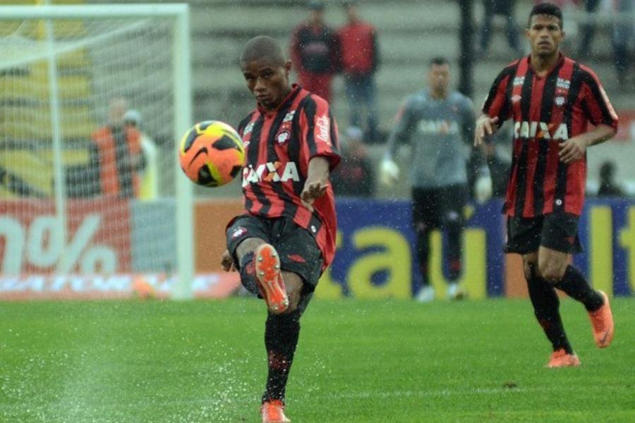 Sob muita chuva, Atl&eacute;tico-PR e Corinthians empatam em 1 a 1