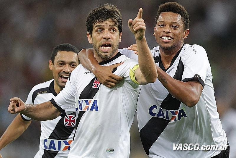Juninho Pernambucano brilha e Vasco bate o Flu por 3 a 1