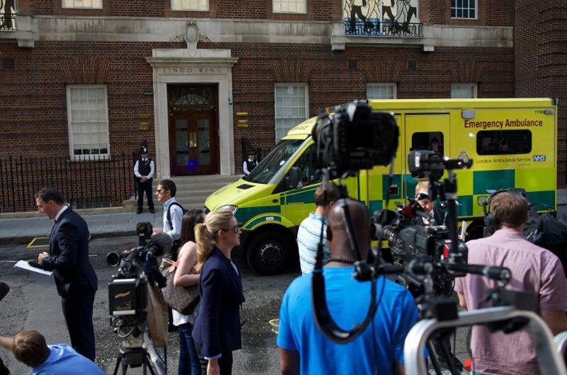 Impresa e curiosos est&atilde;o em frente ao hospital St Mary, em Londres