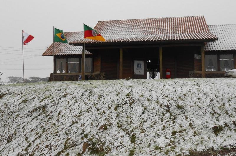 Neve em flocos cobriu ruas e gramados de S&atilde;o Jos&eacute; dos Ausentes