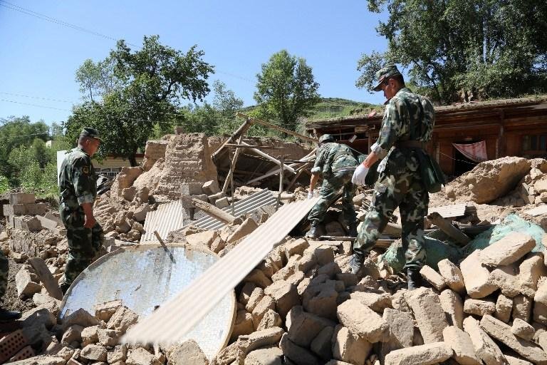 Soldados trabalham no resgate ap&oacute;s terremotos na China