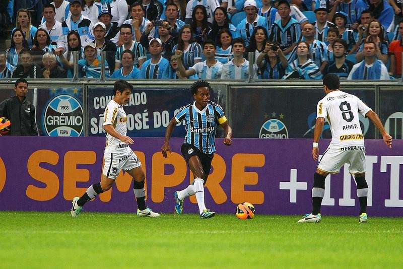 Z&eacute; Roberto &eacute; denunciado pelo STJD por jogada violenta 
