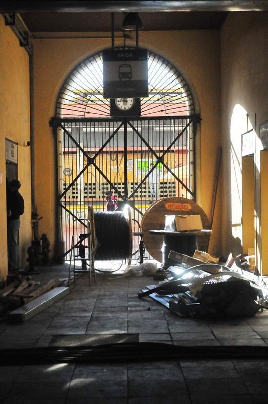 Do lado externo, uma empresa contratada pela Prefeitura da Capital est&aacute; fazendo o servi&ccedil;o