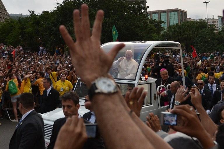 Multid&atilde;o cerca carro de papa no Rio 
