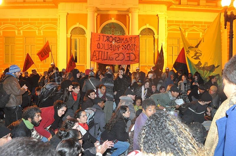 Centenas de pessoas protestam no Centro de Porto Alegre