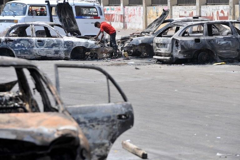 Carros foram incendiados perto da Universidade do Cairo