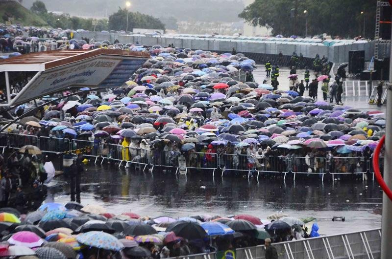Cerca de 200 mil pessoas aguardam in&iacute;cio da missa que ser&aacute; celebrada na Bas&iacute;lica de Aparecida