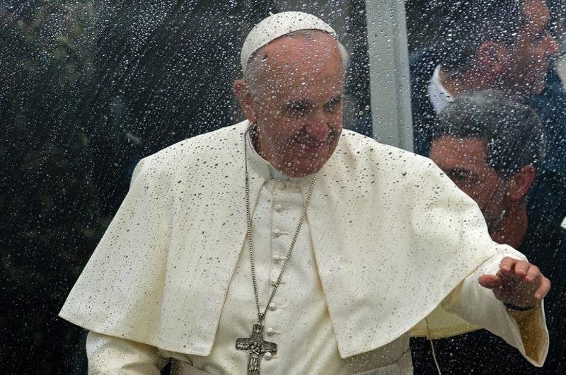 Papa chegou sob chuva a Aparecida