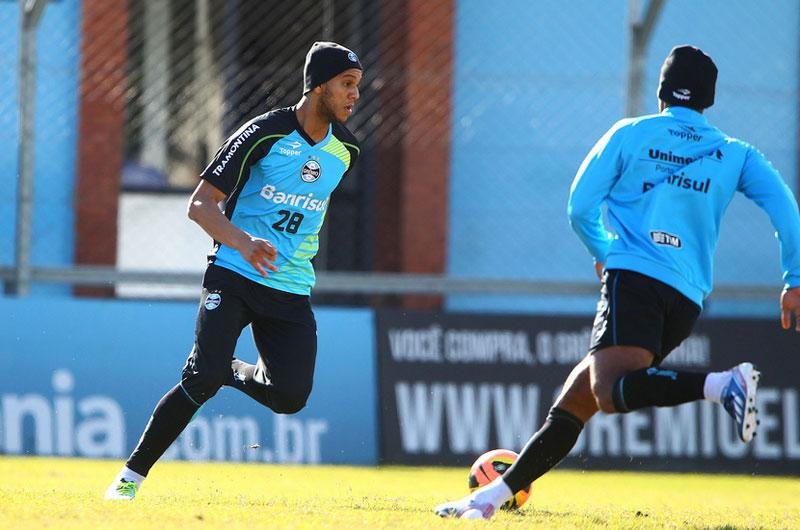 Souza treina e fica &agrave; disposi&ccedil;&atilde;o contra Flu