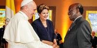 Presidente do STF ministro Joaquim Barbosa cumprimenta o Papa Francisco
