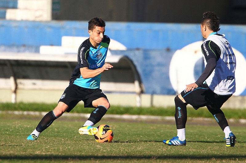 Alex Telles evita especula&ccedil;&otilde;es e destaca foco no Gr&ecirc;mio
