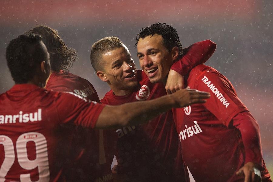 Inter vence o S&atilde;o Paulo e vira l&iacute;der do Brasileir&atilde;o