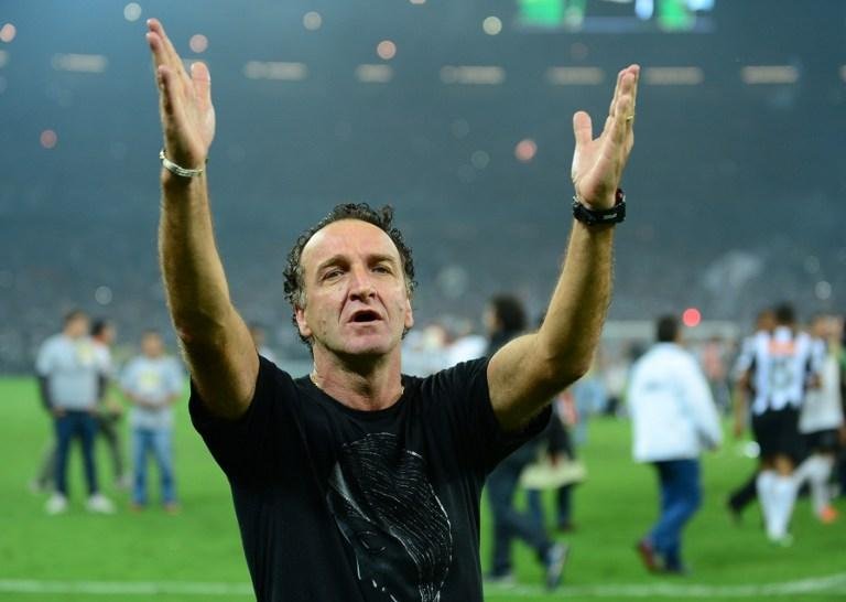 Cuca leva banho durante coletiva e diz que deixou de ser azarado