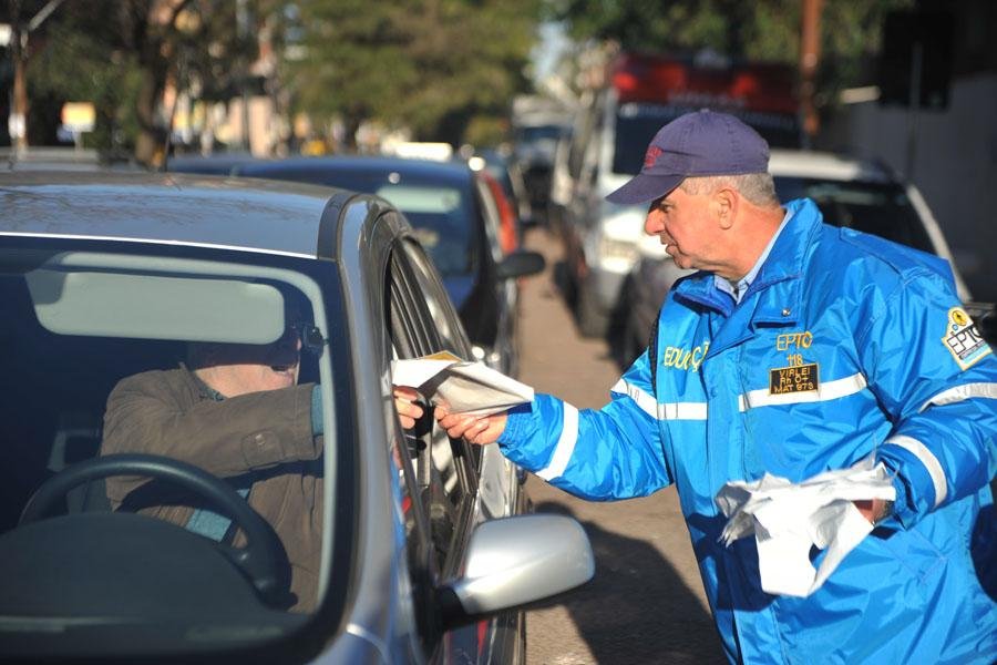 Agentes da EPTC entregaram materiais educativos e informativos sobre cuidados no tr&acirc;nsito