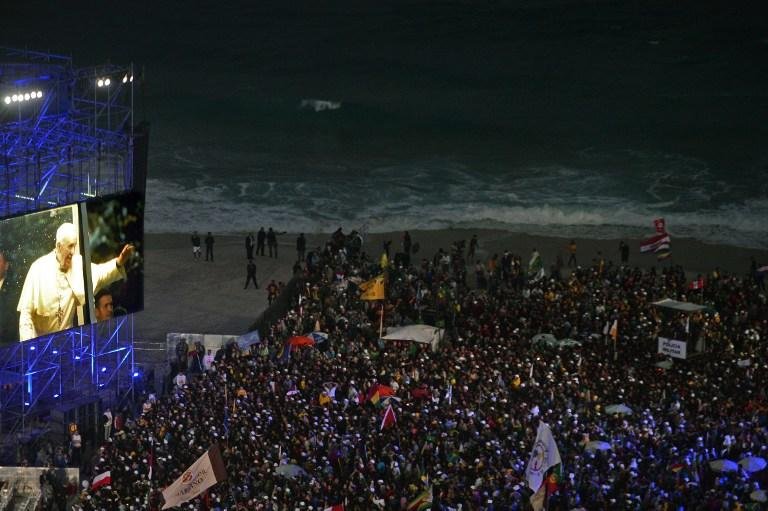 Multid&atilde;o recepciona o Papa Francisco no Rio