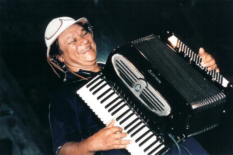 Emo&ccedil;&atilde;o e m&uacute;sica marcam vel&oacute;rio de Dominguinhos no Recife