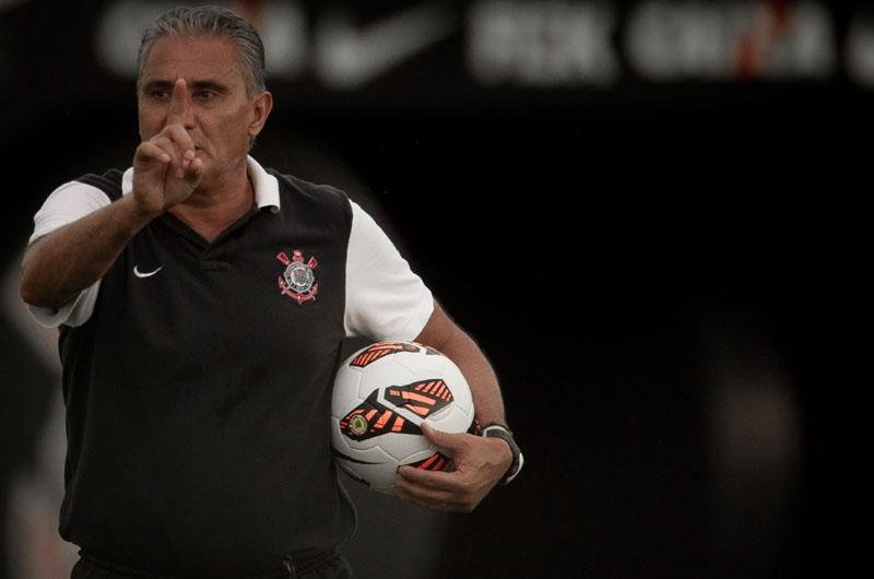 Clube negocia com treinador, cujo contrato encerra no fim do ano