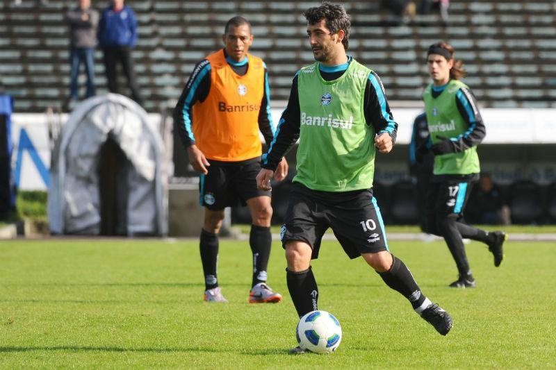 Gr&ecirc;mio estaria interessado no retorno de Douglas 