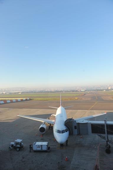 Ap&oacute;s &agrave;s 8h, aeroporto passou a operar por instrumentos
