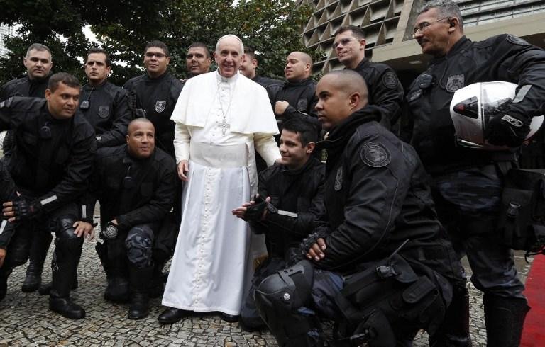 Papa posa para foto com policias em frente &agrave; Catedral Metropolitana do Rio