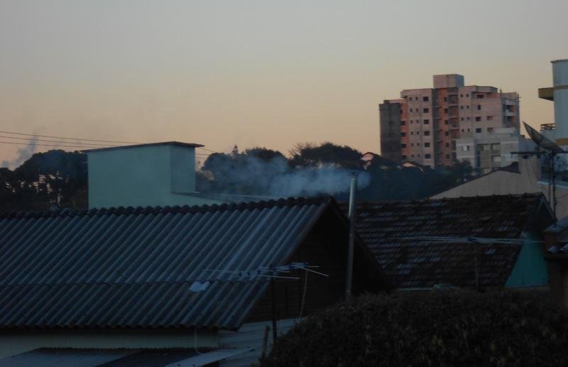 Frio diminuiu, mas fog&otilde;es &agrave; lenha seguem acesos em Erechim