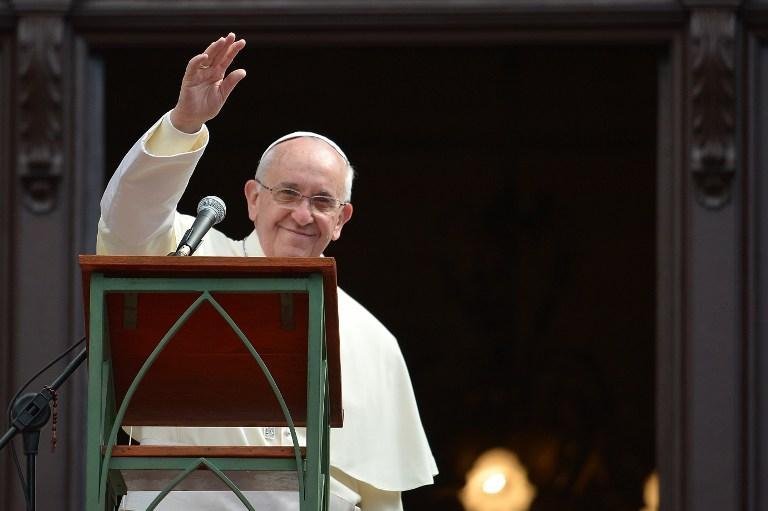 Papa acena para fi&eacute;is da sacada da Arquidiocese do Rio