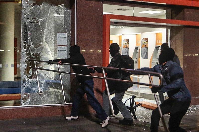 Bancos s&atilde;o atacados durante manifesta&ccedil;&atilde;o em S&atilde;o Paulo