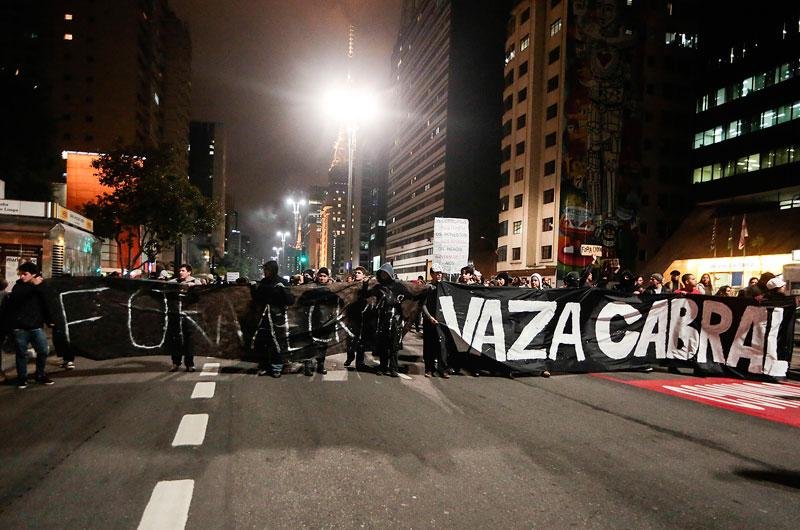 Ap&oacute;s via-cr&uacute;cis, Rio tem outra noite de protestos