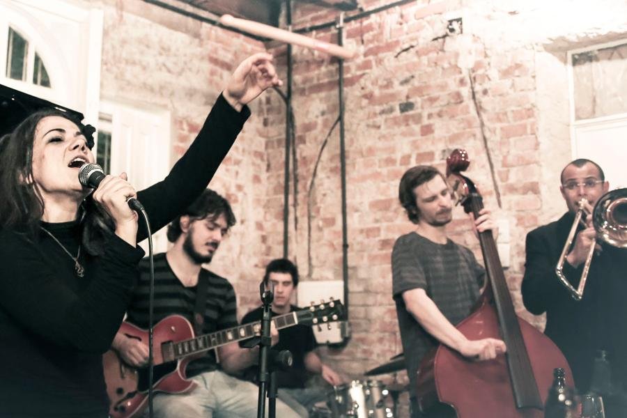 Karen Volkmann e Trio apresentam neste s&aacute;bado o espet&aacute;culo Jazz Maria
