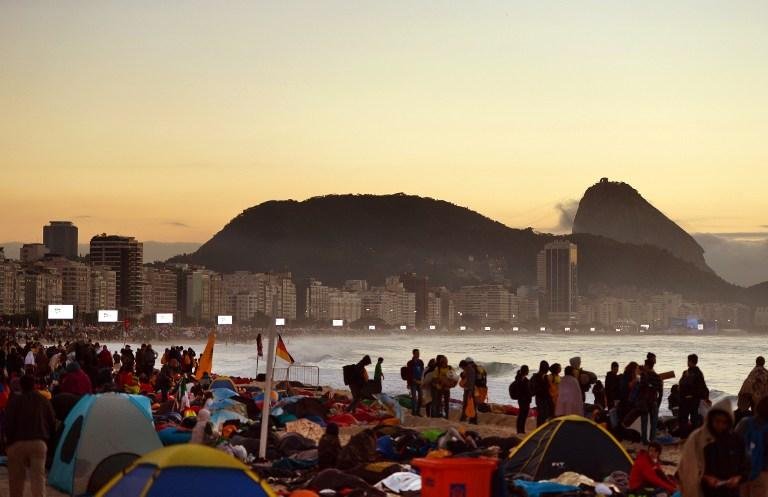 Peregrinos dormiram na praia &agrave; espera do Papa Francisco