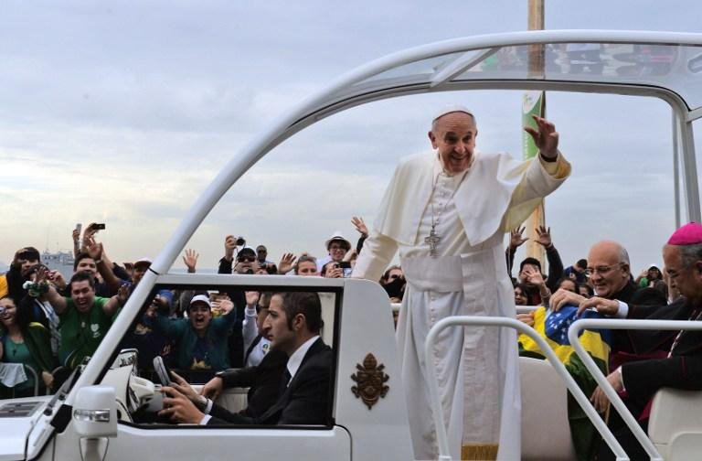 Papa acena para multid&atilde;o nas ruas de Copacabana