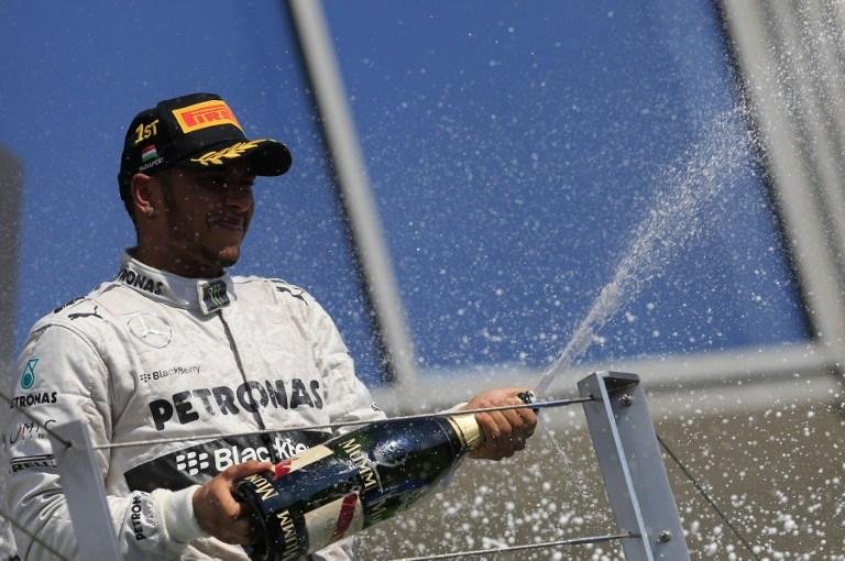 Hamilton comemora vit&oacute;ria no GP de Hungaroring, na Hungria