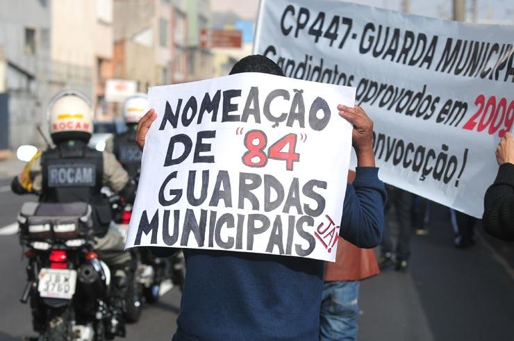 Manifestantes pedem contrata&ccedil;&atilde;o de aprovados em concurso p&uacute;blico