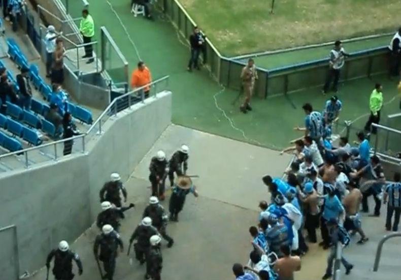 Policiais militares agridem torcedor do Gr&ecirc;mio na Arena