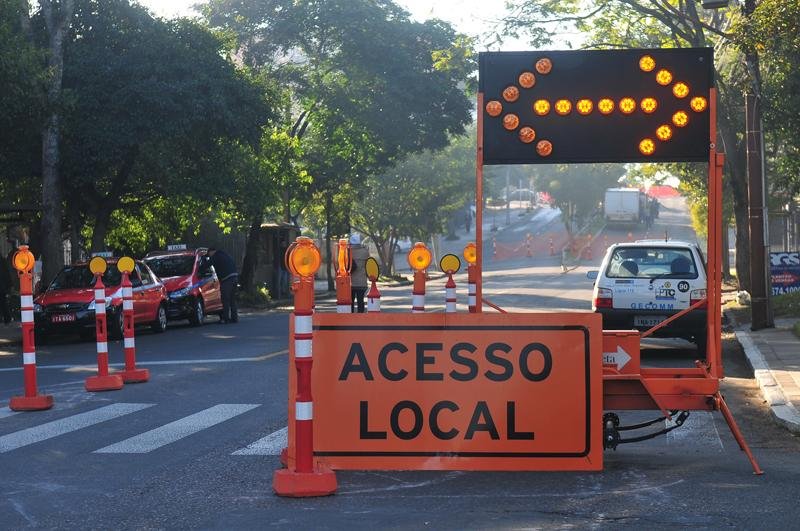 Traf&eacute;go &eacute; bloqueado no cruzamento da avenida Crist&oacute;v&atilde;o Colombo e a rua Dom Pedro I