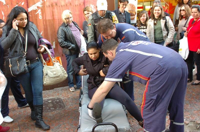 Mulher fica ferida ao cair por conta de buraco na Pra&ccedil;a da Alf&acirc;ndega